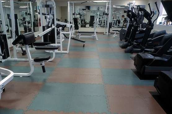 بلاط وأرضيات الصالات الرياضية